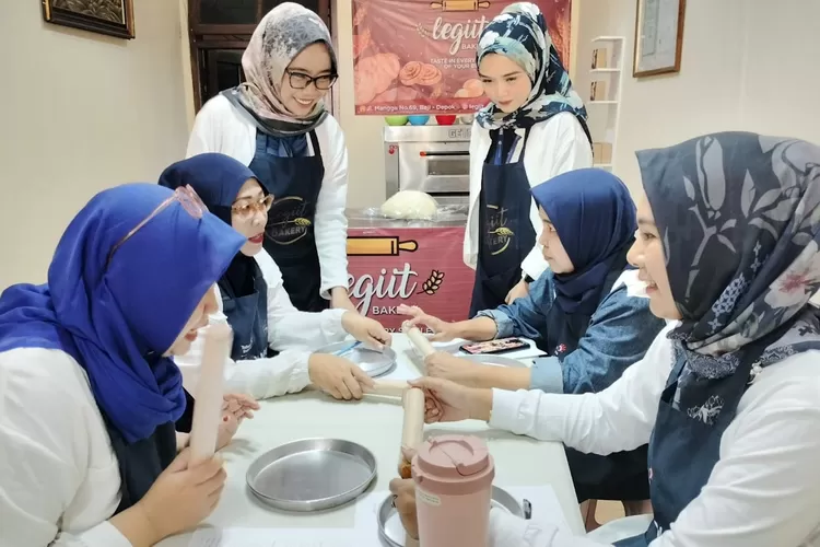 Rumah BUMN (RB) Telkom Depok memberi pelatihan membuat pizza kepada 15 pelaku UMKM, di Jalan Mangga, Kelurahan/Kecamatan Beji, Kamis (24/8). (Radar Depok)