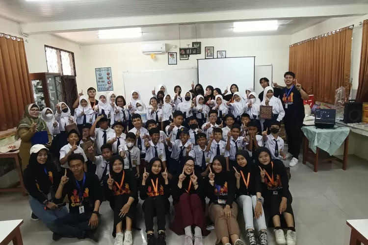 Amcolabora Institute berkesempatan untuk memberikan edukasi soal pengurangan risiko bencana kepada siswa SMPN 1 Depok, Jumat (25/8). Pembekalan ilmu ini dikemas dengan begitu menarik, dengan agenda yang bertemakan &rsquo;disaster fun learning&rsquo;. Sebagai upaya agar siswa yang menjadi peserta ini, dapat mema (Aldy Rama )