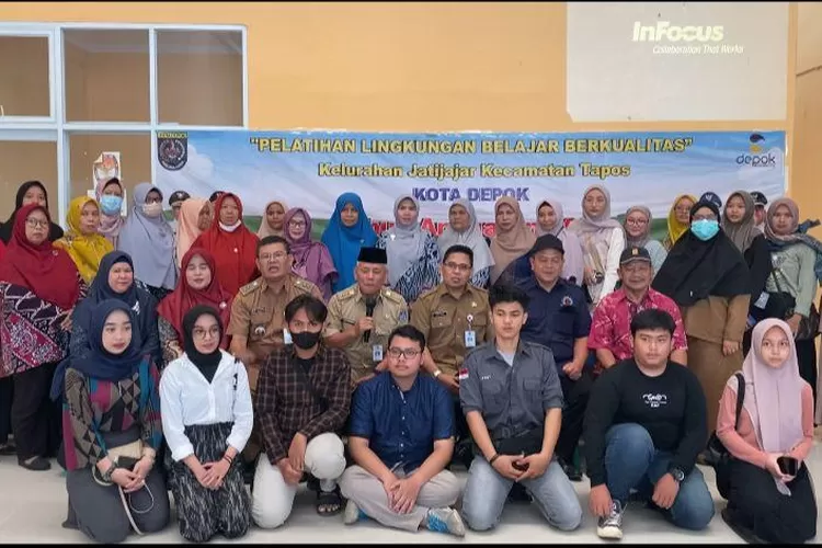 Foto bersama usai mengikuti pelatihan lingkungan belajar berkualitas di aula Kelurahan Jatijajar. (Andika Eka )