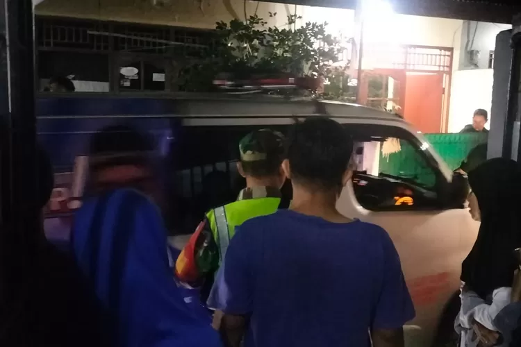 EVAKUASI : Proses evakuasi kebakaran di salah satu rumah Jalan Dadap Dalam II, RT 7/1, Kelurahan Mekarjaya, Kecamatan Sukmajaya, Kamis (18/8). (RADAR DEPOK)