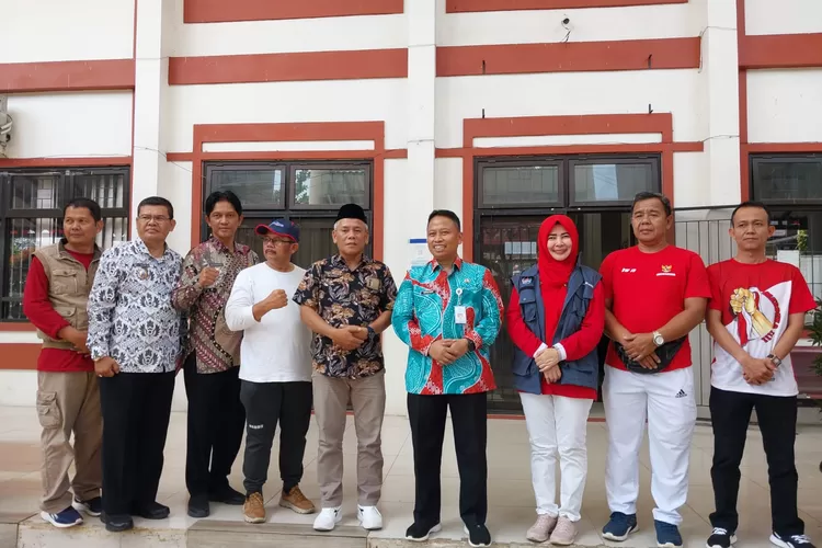 Aparatur Kecamatan Tapos bersama Sekretaris Daerah (Sekda) Kota Depok di halaman kantor kecamatan. (Andika Eka )