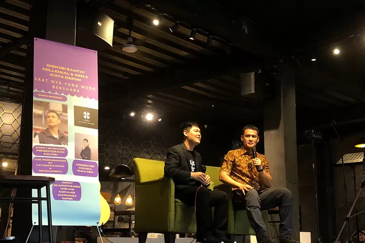 ACARA: Calon Legislatif (Caleg) DPR RI Nasdem Dapil Depok - Bekasi, Choky Sitohang saat menjadi narasumber di acara diskusi santai milenial dan gen z yang bertempat di Kopi Djoe, Margonda, Depok, Jumat (25/8). ( AMANDATITIS/RADARDEPOK)