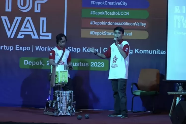 Dua anak Madrasah Aliyah Techno Natura saat memperkenalkan robot buatan sekolahnya yang di perlombakan di ajang Robotic First Global Challenge 2023 di Jenwwa, Swiss, pada Depok Start Up Festival 2023. (Madrasah Aliyah Techno Natura)