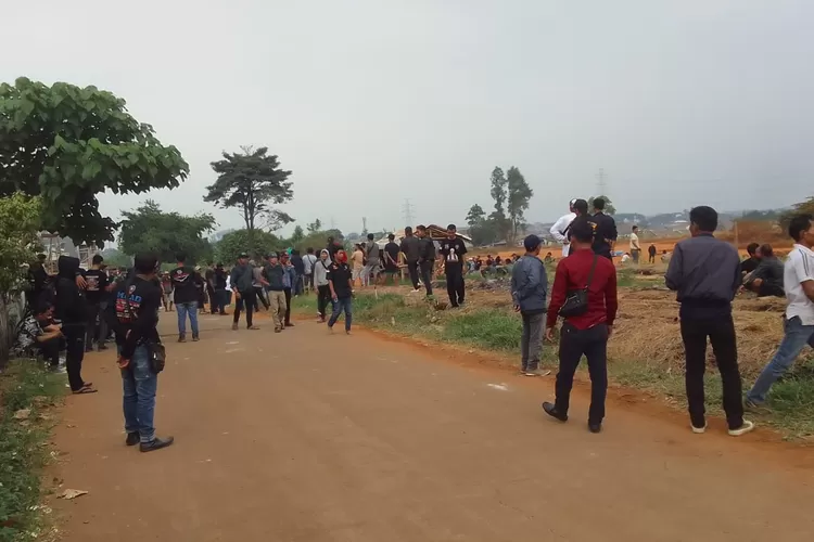 BENTROK : Dua kelompok yang terlibat bentrok di Jalan KSU Raya, Kecamatan Sukmajaya, Minggu (27/8). (ISTIMEWA)