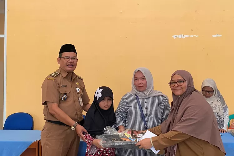 Lurah Jatijajar, Mujahidin memberikan santunan kepada anak yatim yang berada di wilayahnya. (Andika Eka)