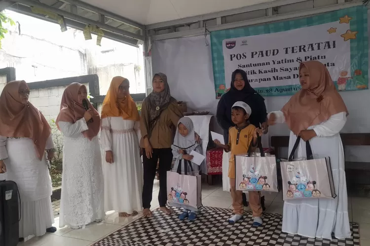 Santunan anak yatim binaan Pos Paud Teratai Kedaung, Kecamatan Sawangan, Senin (28/8). (Aldy Rama)