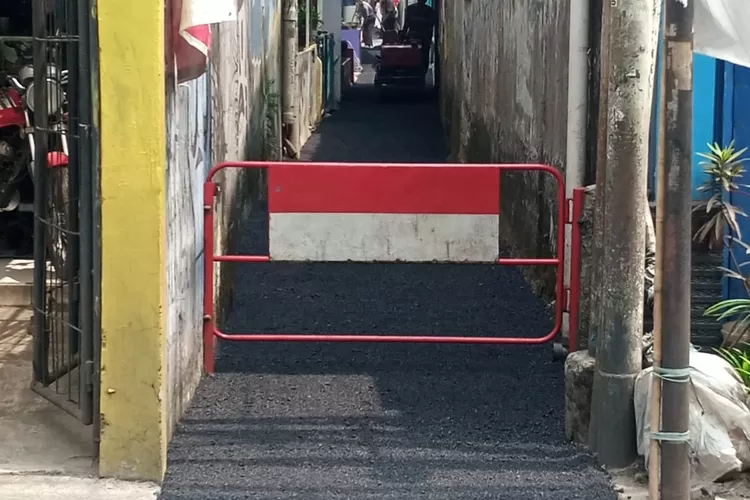 Proses perbaikan jalan lingkungan (jaling) dengan cara hotmix atau pengaspalan di wilayah RW10, Kelurahan Sukamaju, Kecamatan Cilodong (Andika Eka)