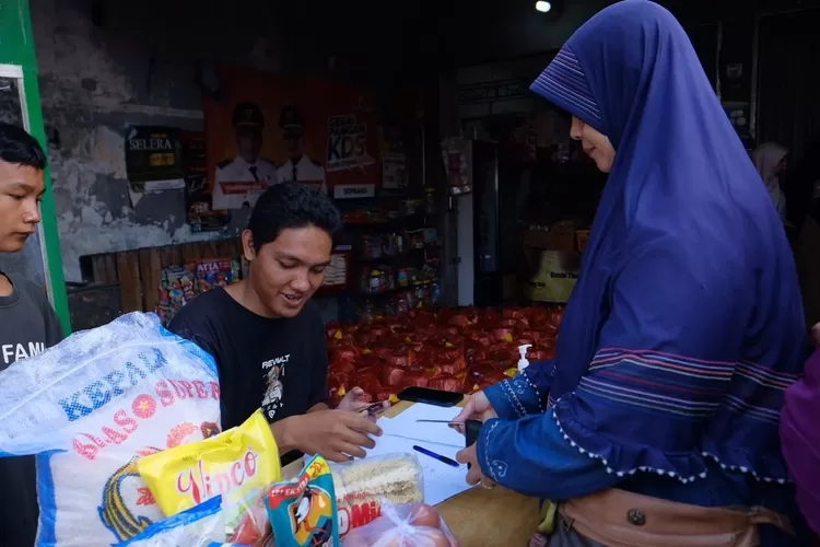 Penyerahan bantuan pangan kota program KDS di Kota Depok. (Andika Eka)