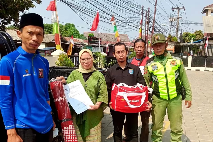 Pendistribusian bantuan dari warga dan Tagana pada rumah ambruk di RT1/20, Kelurahan Cilangkap, Kecamatan Tapos (Andika Eka)