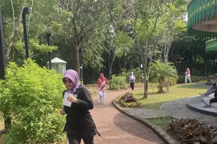 Pegawai Kecamatan Cilodong dan Pancoran Mas saat melakukan tes kebugaran di Alun-Alun Kota Depok (Andika Eka)