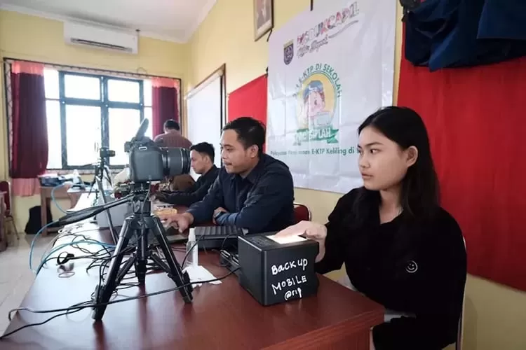 Jemput bola perekaman pembuatan E KTP yang dilakukan Disdukcapil Kota Depok, di SMAN 8 Depok. (Radar Depok)