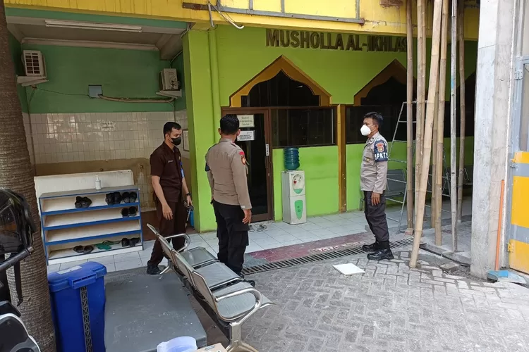 Anggota Polsek Sukmajaya mengecek TKP pencurian tas di musala RS Sentra Medika, Kelurahan Cisalak, Kecamatan Sukamajaya (Polsek Sukmajaya)