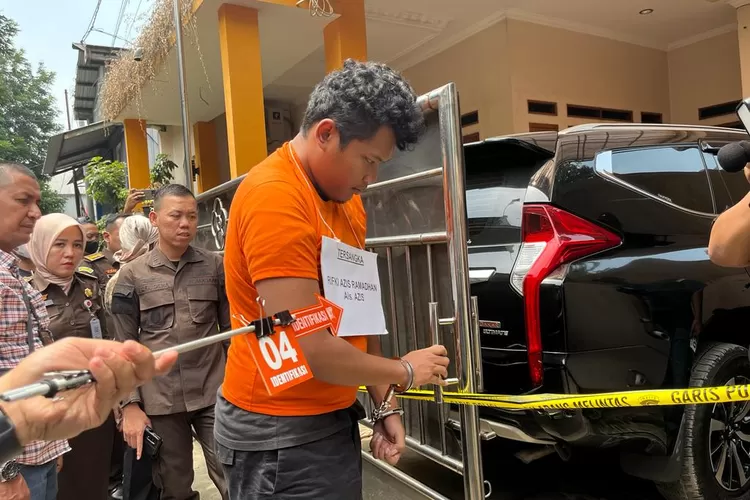 REKONSTRUSI : Tersangka pembunuhan terhadap ibu kandung, Rifki Aziz Ramadhan alias Aziz saat menjalani rekonstruksi di kediamannya, RT 3/8, Kelurahan Sukamaju Baru, Kecamatas Tapos, Kamis (31/8). (GERARD SOEHARLY/RADAR DEPOK)