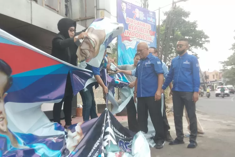 Ketua DPC Partai Demokrat Kota Depok, Edi Sitorus dan para kader mencopot baliho yang bergambar Anies Baswedan di Jalan Tole Iskandar, Jumat (1/9). (ANDIKA EKA/RADAR DEPOK)