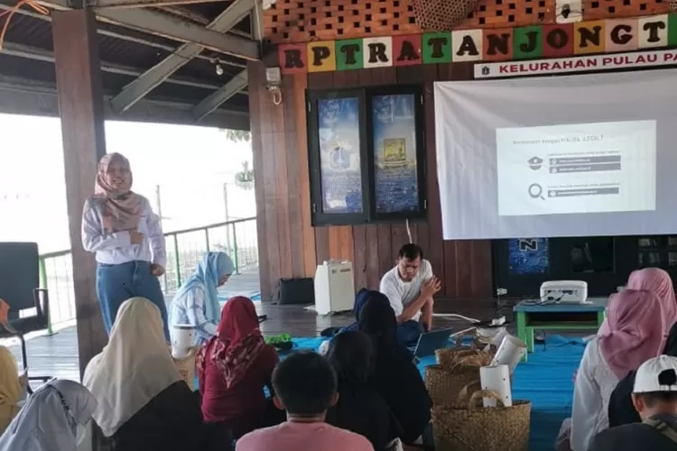  Universitas Indonesia (UI) saat melakukan kegiatan pengabdian masyarakat (pengmas) di Kabupaten Administrasi Kepulauan Seribu. (UI)