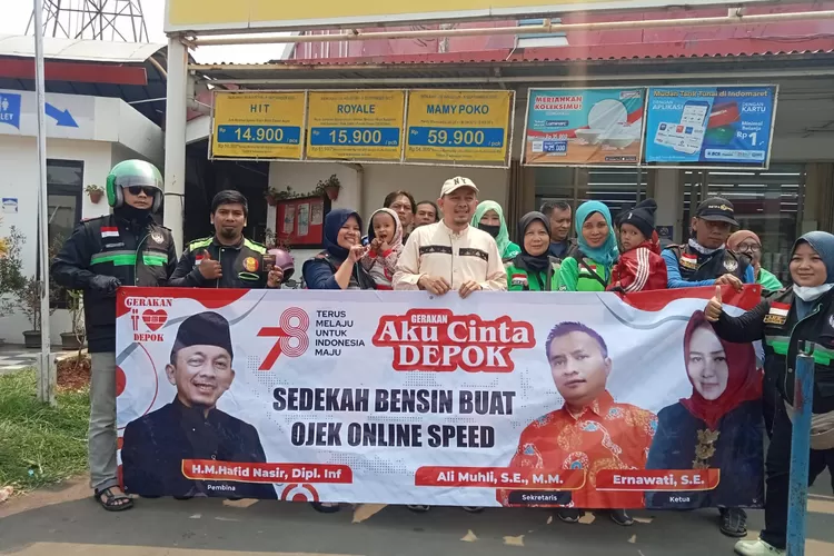 Ketua Fraksi PKS DPRD Kota Depok, Hafid Nasir bersama GAC Depok membagikan bensin kepada tukang ojeg di wilayah Kecamatan Pancoranmas (Andika Eka)