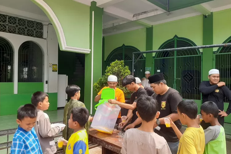The Jak Mania Sub Kordinator Wilayah (Korwil) Kota Depok dalam agenda &lsquo;Jumat Berkah&rsquo; yang dilangsungkan di Masjid Al-Muhtadin, Jalan Beringin Raya, Beji, Kota Depok, (Aldy Rama )