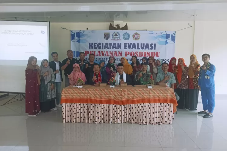 Evaluasi pelayanan posbindu bersama stakeholder terkait di aula Kelurahan Cimpaeun, Kecamatan Tapos (Andika Eka )