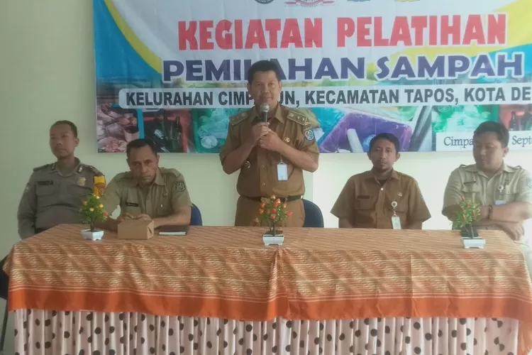 Pelatihan pemilahan sampah di aula Kelurahan Cimpaeun, Kecamatan Tapos, Senin (Andika Eka)