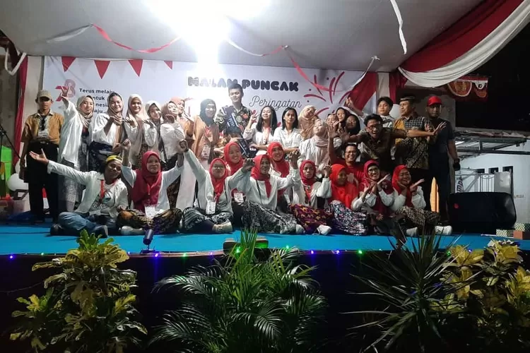 Foto bersama seluruh panitia acara malam puncak HUT RI di RW8 Kelurahan Mekarjaya, Kecamatan Sukmajaya (Andika Eka)