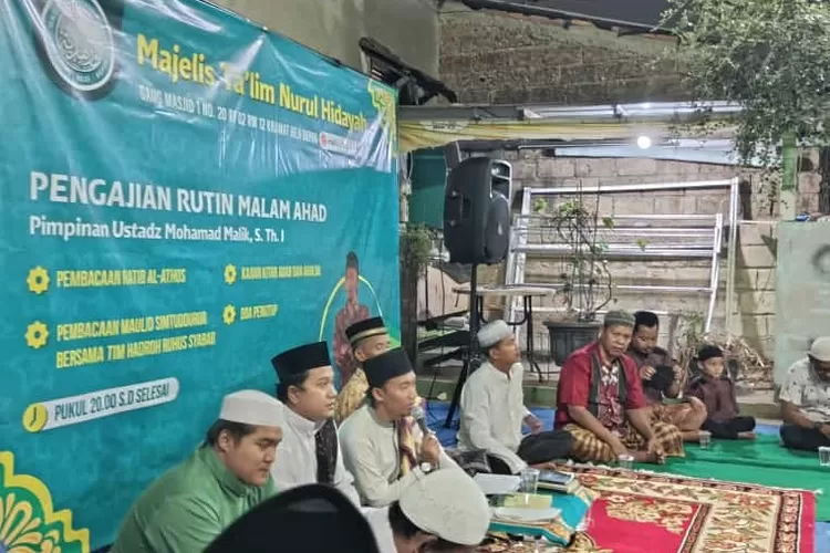 Pengajian rutin malam ahad yang berlangsung di Lapangan Badminton RT7/12, Beji, Kota Depok (Aldy Rama )