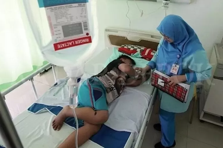 Perawat RSUD Kota Depok saat melakukan pemeriksaan kepada salah satu pasien di ruang rawat inap RSUD Kota Depok (Radar Depok)