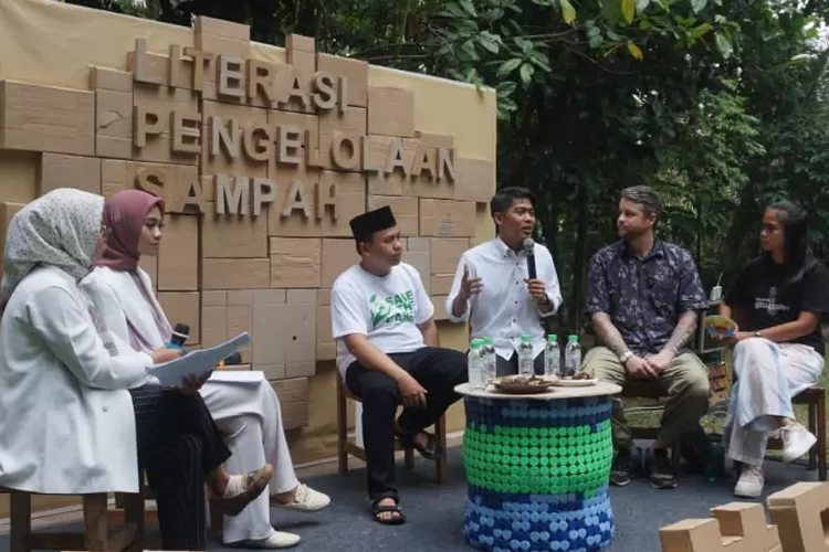 Katar Kelurahan Meruyung, Kecamatan Limo mengadakan Giat bertajuk Literasi Pengelolaan Sampah ini, melibatkan berbagai elemen masyarakat, belum lama ini. (RADAR DEPOK)