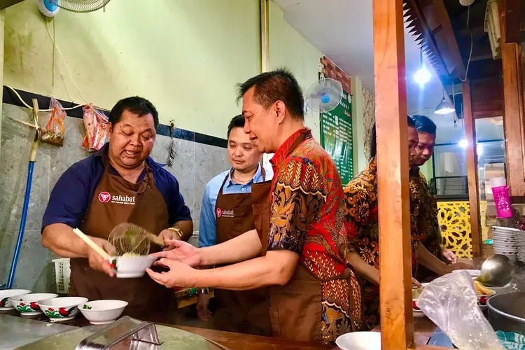 Ketua I KSP Sahabat Mitra Sejati D. Irja Pratama (kanan) dan Corporate Communications &amp; Investor Relation Head Bank Sahabat Sampoerna Ridy Sudarma (tengah), berdialog dengan Owner Mie Ayam Bakso Condong Raos Yatno (kiri), tentang perkembangan usahanya, Selasa (5/9). (Junior/Radar Depok)