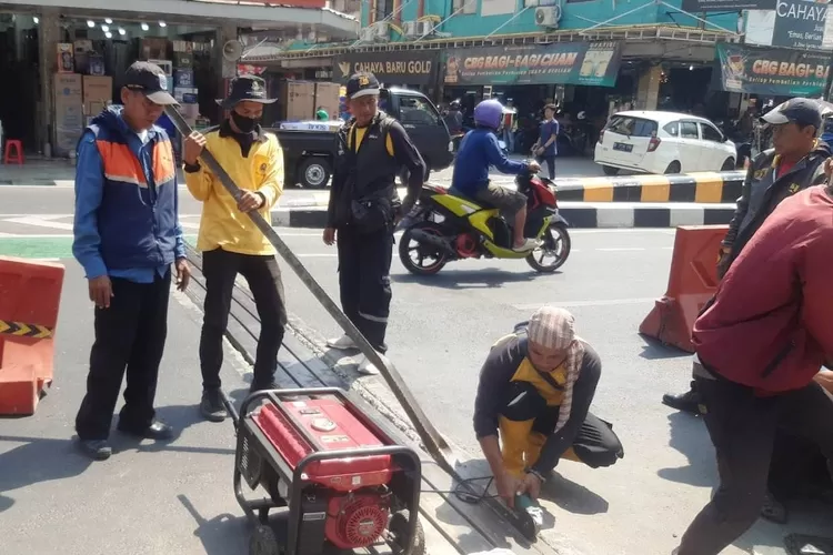 atgas DPUPR Kota Depok saat melakukan perbaikan besi menganga di Underpass Dewi Sartika, Kelurahan Depok, Kecamatan Pancoranmas, Selasa (5/9). (Pemkot Depok)