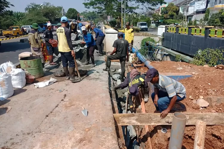 Satgas melakukan penanganan jalan amblas di Boulevard Grand Depok City (GDC) Kelurahan Kalibaru, Kecamatan Cilodong. (Pemkot Depok)