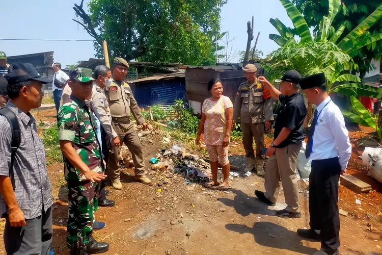 TINJAU : Aparatur Kecamatan Tapos memberikan edukasi kepada warga RT6/20, Kelurahan Sukatani terlkait polusi udara. (ANDIKA EKA/RADAR DEPOK)