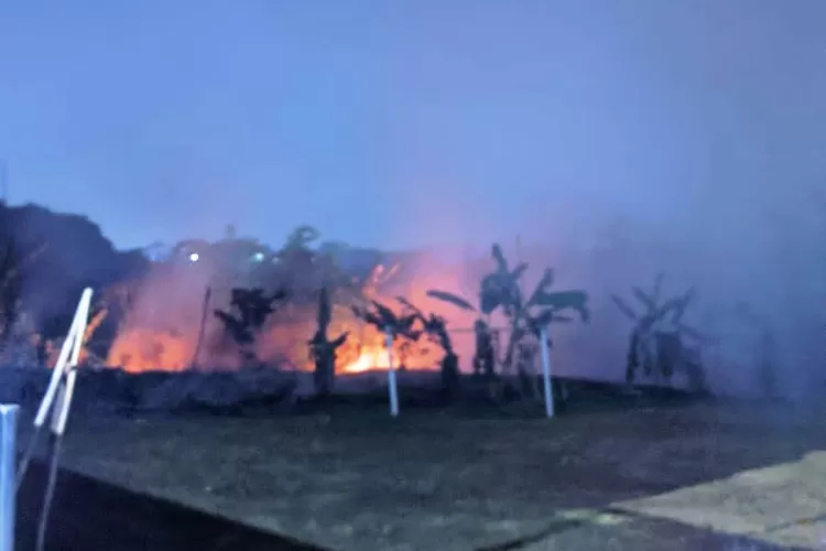 KEBAKARAN : Lahan Tempat Pembuangan Sampah (TPS) liar yang terbakar di Jalan Harapan 1, RT1/9 Kelurahan Curug, Kecamatan Bojongsari, Kamis (7/9) dini hari. (KETUA RT)