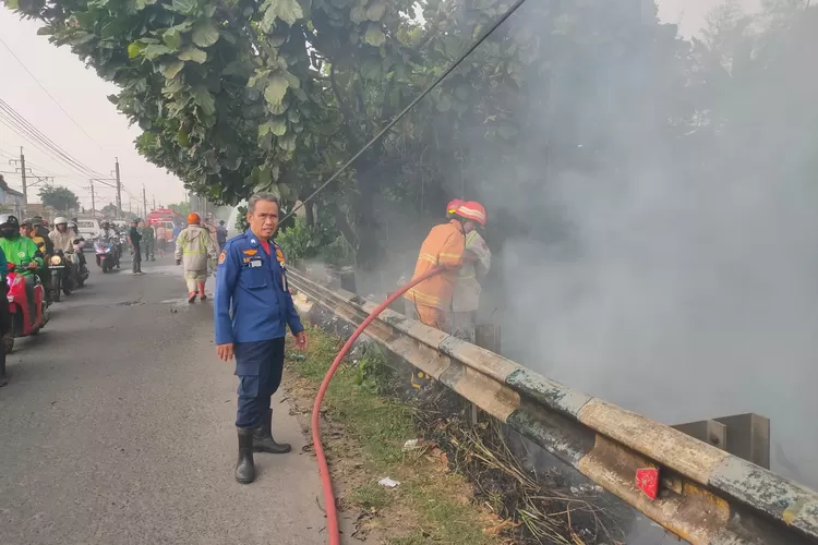 Damkar Kota Depok melakukan pemadaman api di bahu jalan Raya Citayam, Kelurahan Ratujaya, Kecamatan Cipayung (Andika Eka )