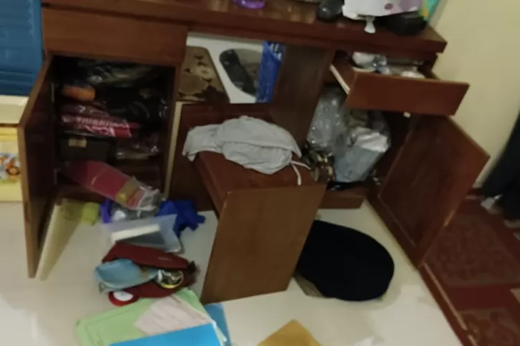 Kamar utama milik Agus Sumantri (36) yang terletak di Jalan Pujangga Baru, Kavling UI, Kelurahan Tirtajaya, Kecamatan Sukmajaya, yang menjadi titik maling beraksi. (ANDIKA EKA/RADAR DEPOK)