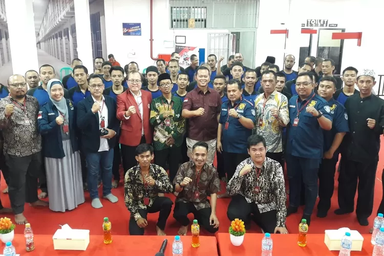 PBH Peradi bersama IKADIN dan Kader penggerak NU Kota Depok memberikan sosialiasi hukum dan siraman rohani kepada puluhan Warga Binaan Pemasyarakatan (WBP) Rutan Kelas I Kota Depok, Kamis (7/8). (ANDIKA EKA/RADAR DEPOK)