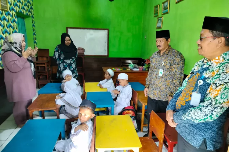 Siswa TK Islam Khoirunnisa, Kelurahan Bedahan, Kecamatan Sawangan, yang terdampak kebakaran beberapa waktu lalu menjalankan kegiatan belajar sementara (Aldy Rama)