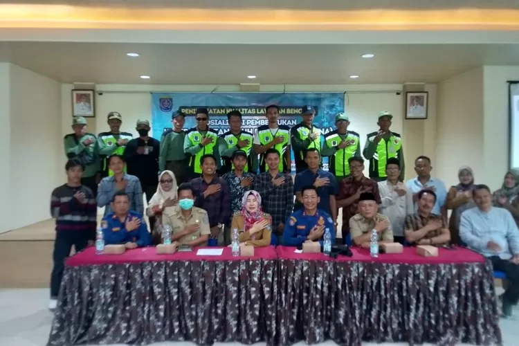 Foto bersama pemateri dengan peserta sosialisasi Pembentukan Kelurahan Tangguh Bencana (Katana) (Andika Eka)