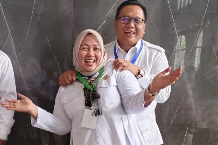 Ketua DPC Partai Gerindra Kota Depok, Pradi Supriatna bersama sang adik, Priyanti Susilawati yang notabene Anggota Fraksi Gerindra DPRD Kota Depok, kala menghadiri konsolidasi pemenangan Ketua Umum Partai Gerindra, Prabowo Subianto, di Bandung, Jawa Barat, Minggu (10/9). (Pradi Supriatna)