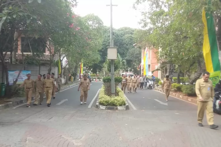 Para ASN Pemkot Depok tampak ingin memasuki gedung Dibaleka, Balaikota Depok. (ANDIKA EKA/RADAR DEPOK)