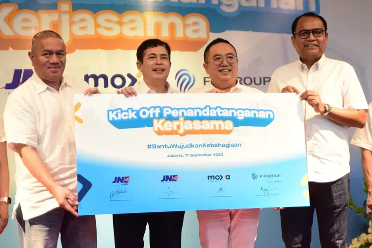 KOLABORASI : (KiKa) M. Feriadi Soeprapto selaku Presiden Direktur JNE, Alex Tan selaku Chairman dan CEO JNE International, Lim Lizal selaku CEO Moxa dan Setia Budi Tarigan selaku Operation Director FIFGROUP menandatangani kerja sama. (DOK.JNE)