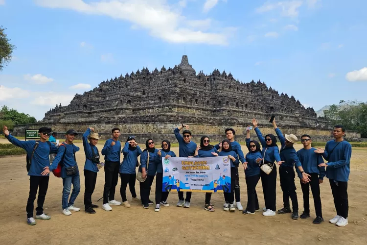 CEO dan Owner Juicefriend Desy Natalia, SE. dan didampingi N. Mulyana SE., MM. Owner dan Founder Juicefriend bersama karyawan di  VW Safari Tour Yogyakarta (Indra Siregar)
