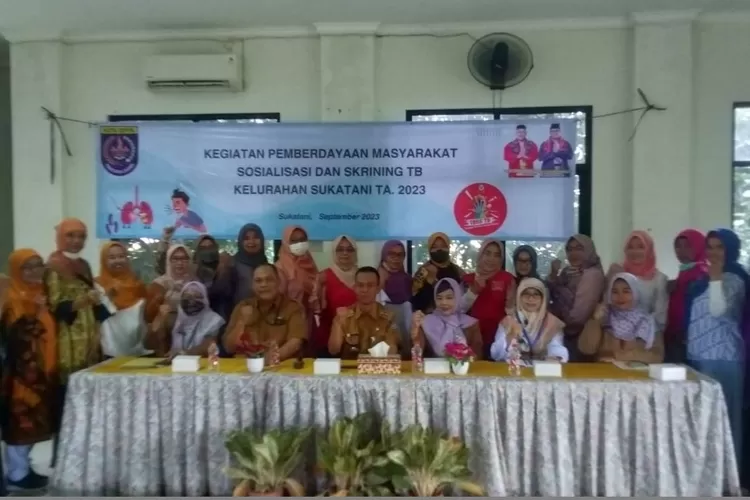 Foto bersama usai kegiatan sosialisasi dan skrining TB di aula Kantor Kelurahan Sukatani, kecamatan Tapos. (Andika Eka )