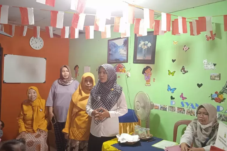 Lurah Cisalak, Rini Ekasari saat mengunjungi Posyandu Matahari dan memberikan motivasi kepada pengunjung (Andika Eka )