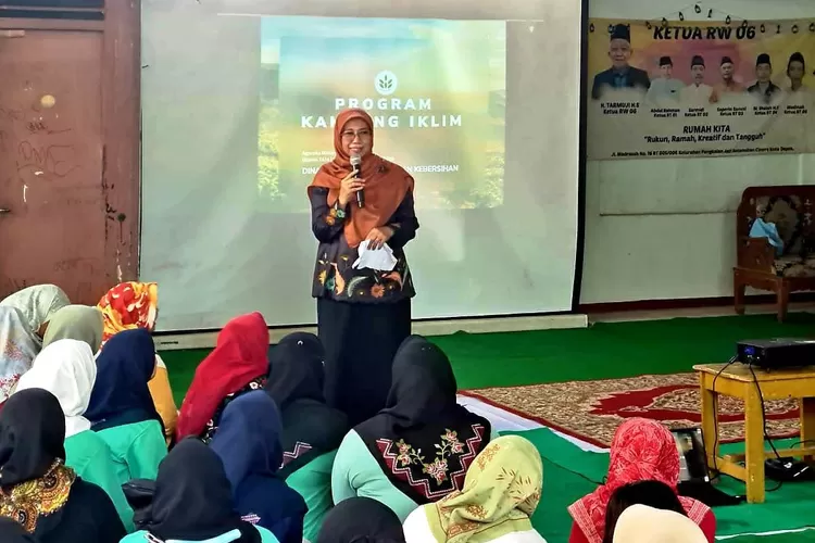 Ketua Tim Penggerak (TP) PKK Kota Depok, Elly Farida saat memberikan materi di sekretaris Kampung Iklam Proklim, di RW6 Kelurahan Pangkalanjati, Cinere, Kota Depok. (ISTIMEWA)