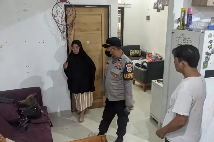 Pengecekan TKP pencurian di Perumahan Taman Anyelir 3 Blok i1 No41 RT1/11 Kelurahan Kalimulya Kecamatan Cilodong (Andika Eka )