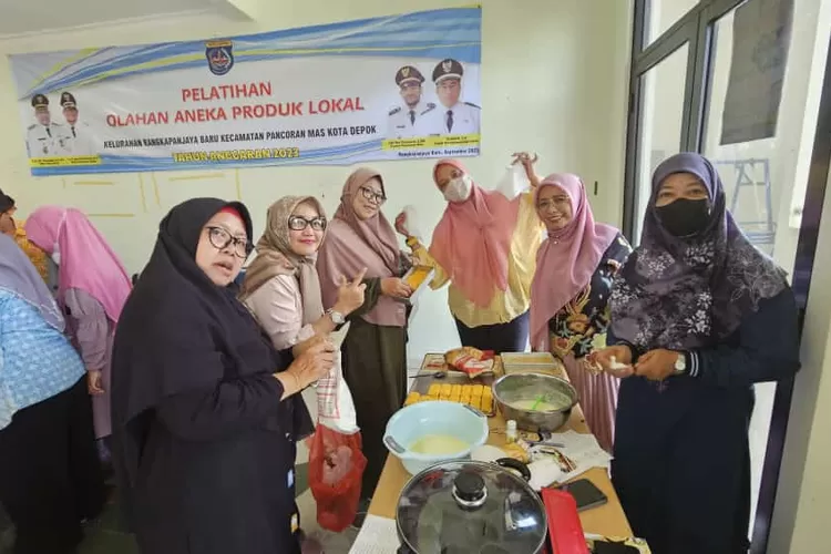 Pelatihan aneka olahan produk lokal yang berlangsung di Kelurahan Rangkapanjaya Baru, Kecamatan Pancoranmas, Jumat  (Aldy Rama )