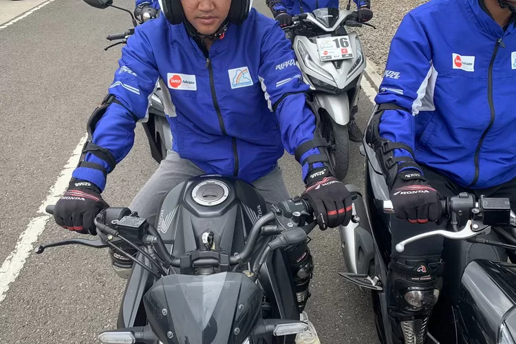 Tips penggunaan kopling sepeda motor saat jalanan macet.