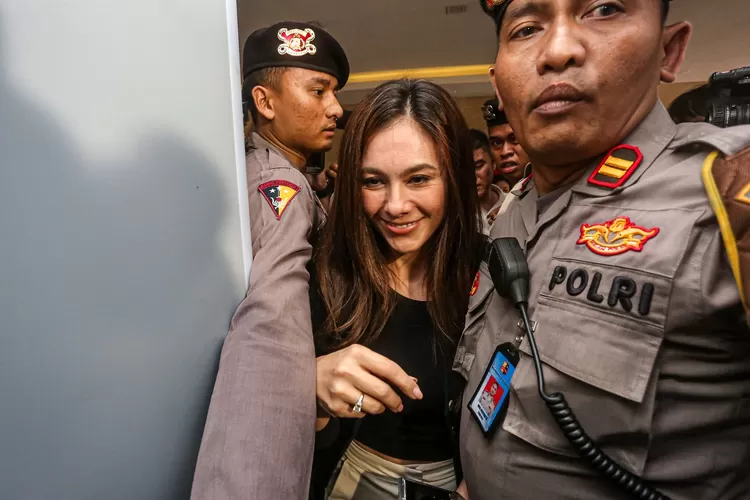 Wulan Guritno datang ke kantor Bareskrim kemarin pukul 10.40 kemarin (14/9), dalam kasus mempromosikan judi online. (MIFTAHUL HAYAT/JAWA POS)