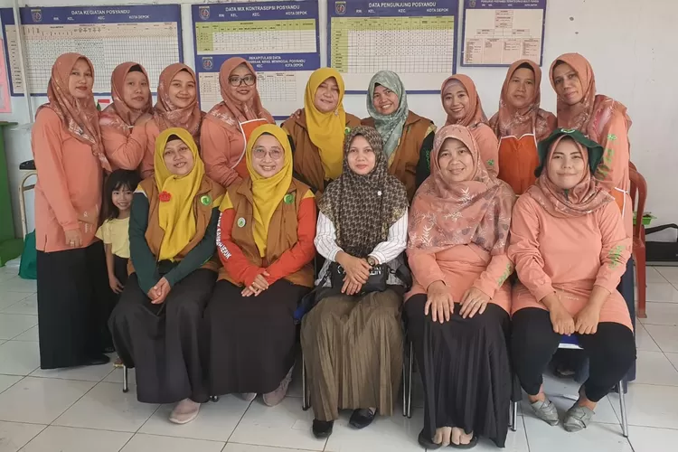 Kunjungan Lurah Cisalak, Rini Ekasari meninjau bank sampah mustika yang berada di RW3 (Andika Eka )