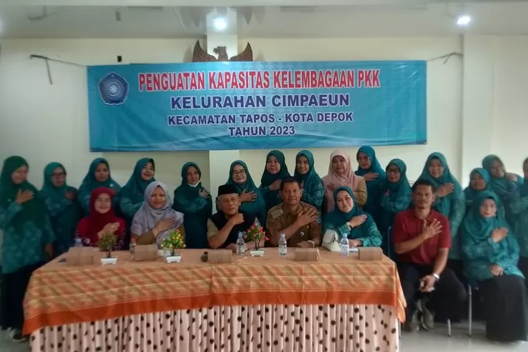 Foto bersama usai melaksanakan kegiatan penguatan kapasitas kelembagaan PKK di aula Kelurahan Cimpaeun, Kecamatan Tapos, Senen  (Aldy Rama)